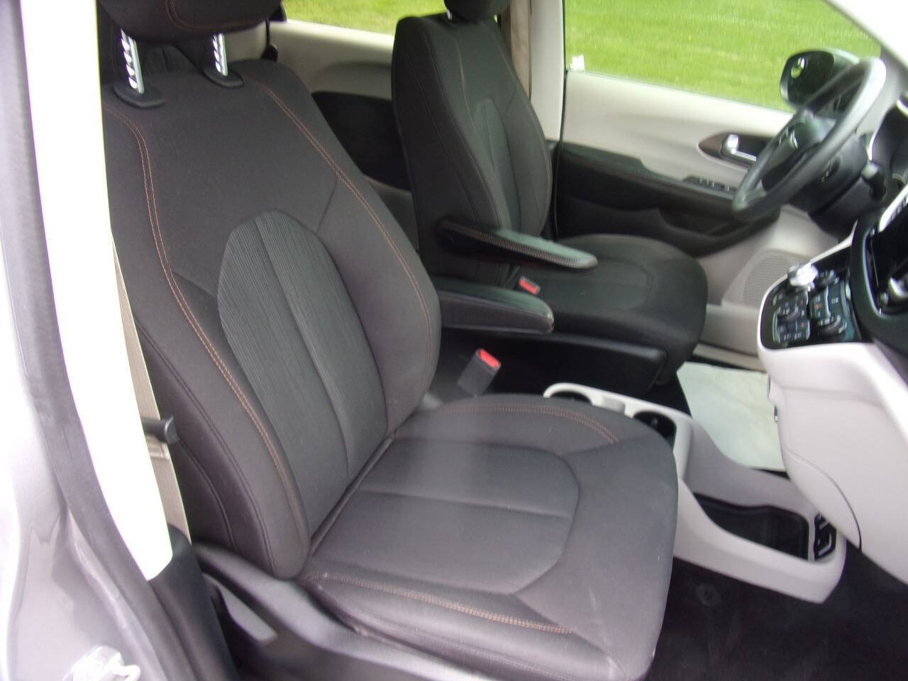 Used 2017 Chrysler Pacifica Touring FWD image 15