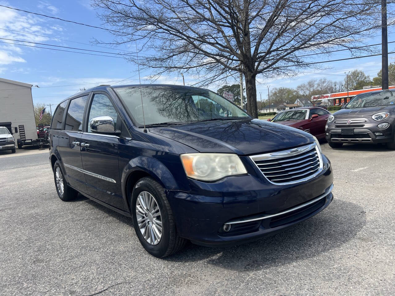 Used 2013 Chrysler Town & Country Touring-L w/ Entertainment Group #2 FWD image 2