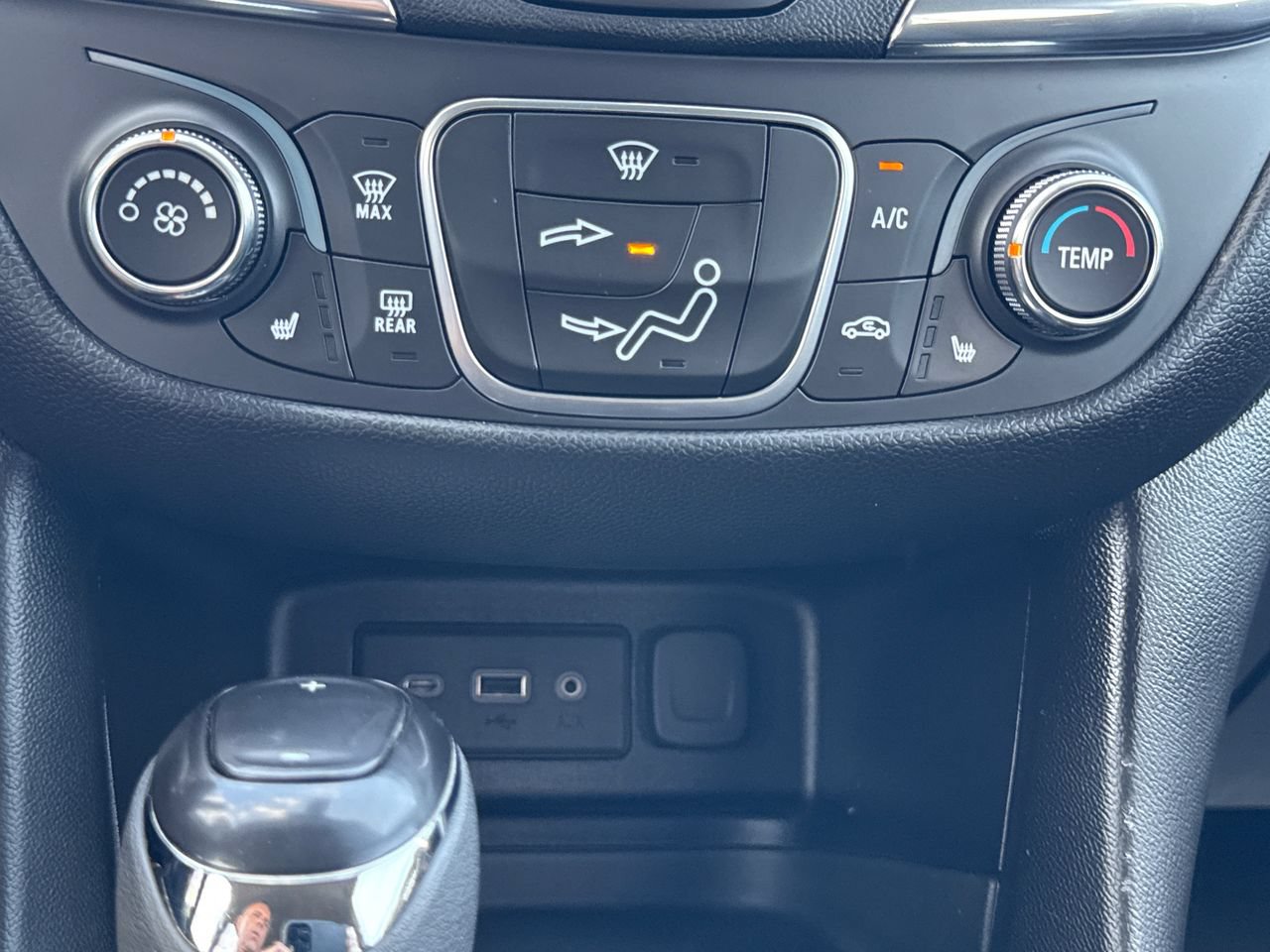 Used 2019 Chevrolet Equinox LT w/ LPO, Blackout Package FWD image 22