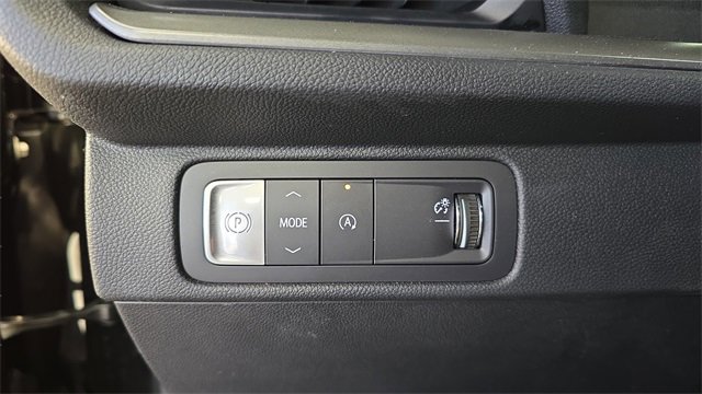 Used 2025 Chevrolet Traverse LT image 25