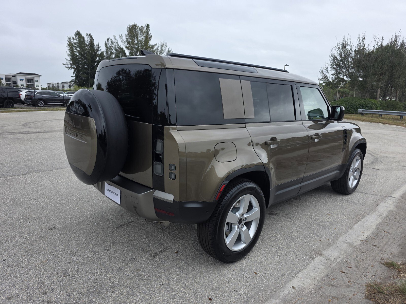 New 2026 Land Rover Defender 110 S image 21