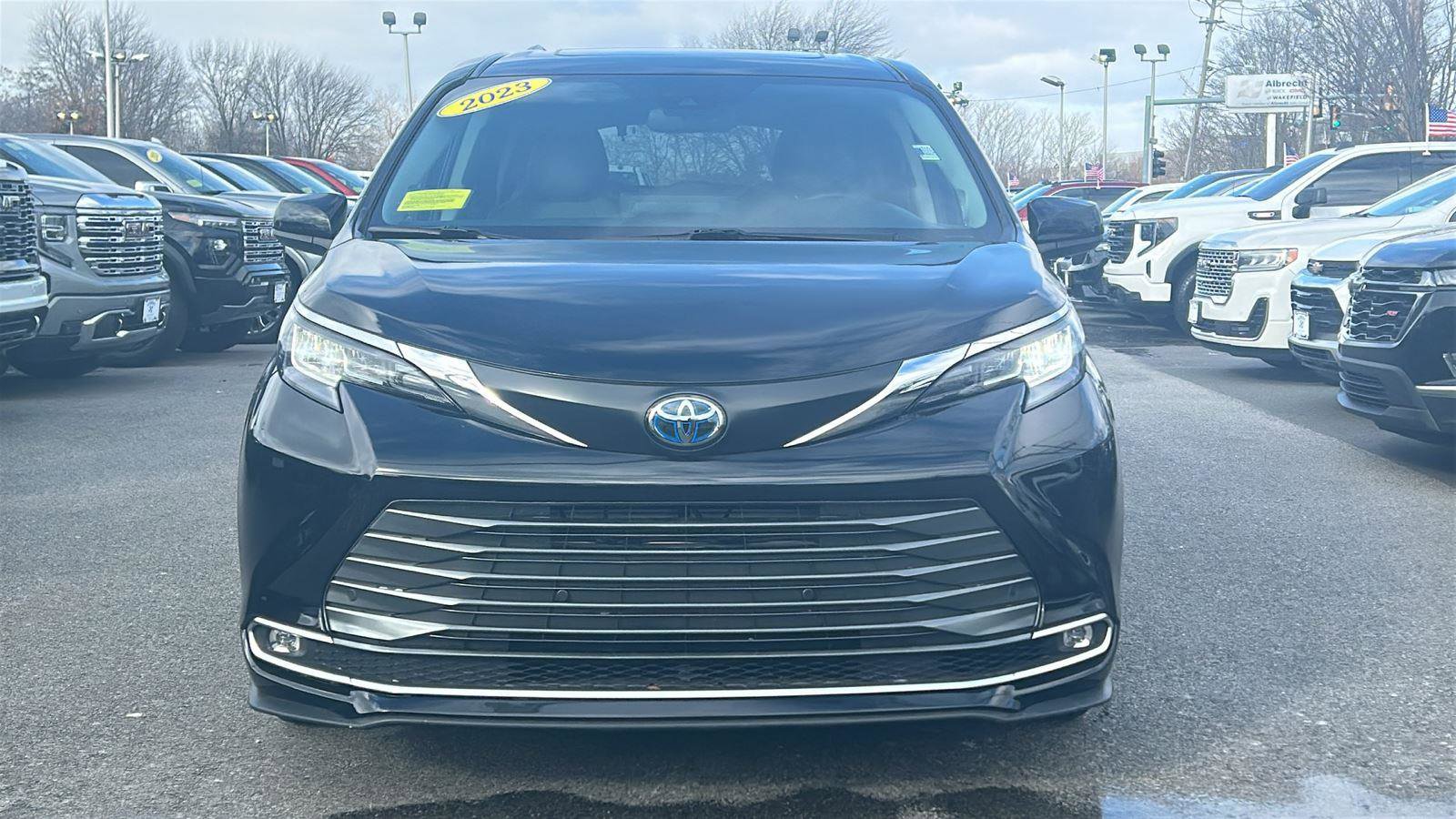 Used 2023 Toyota Sienna XLE image 2