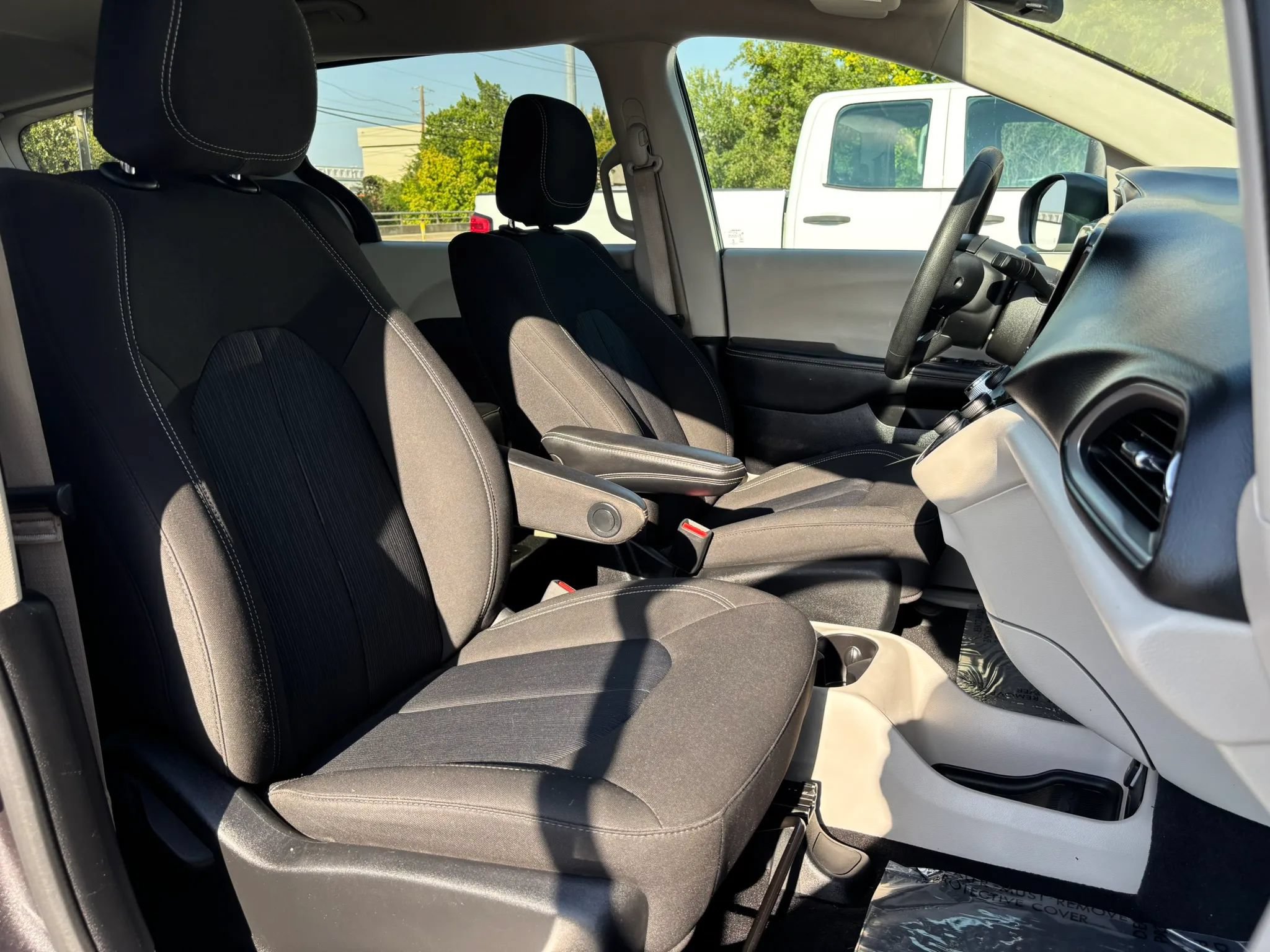 Used 2021 Chrysler Voyager L FWD image 14