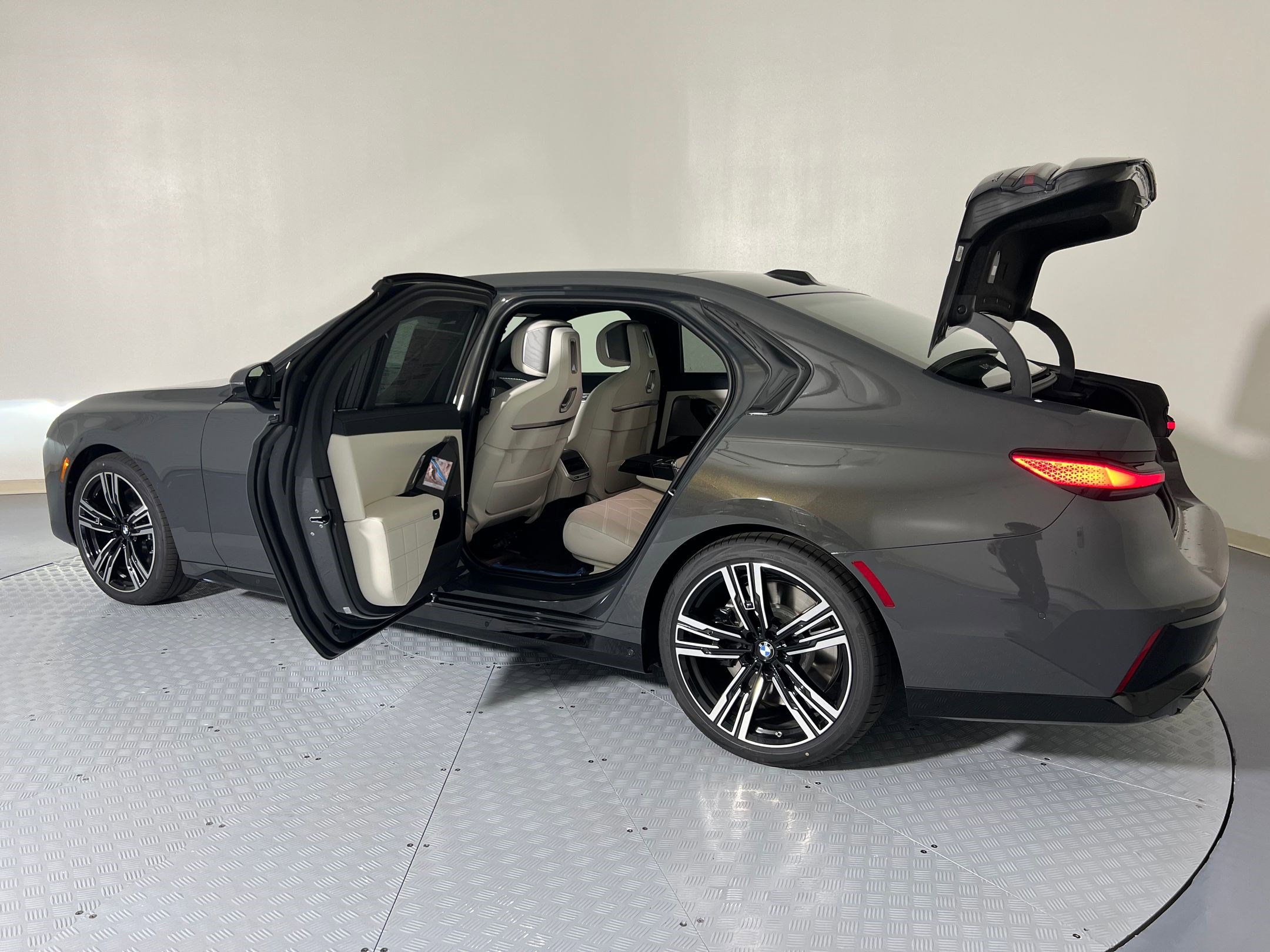 New 2026 BMW 760i xDrive w/ Executive Package image 36