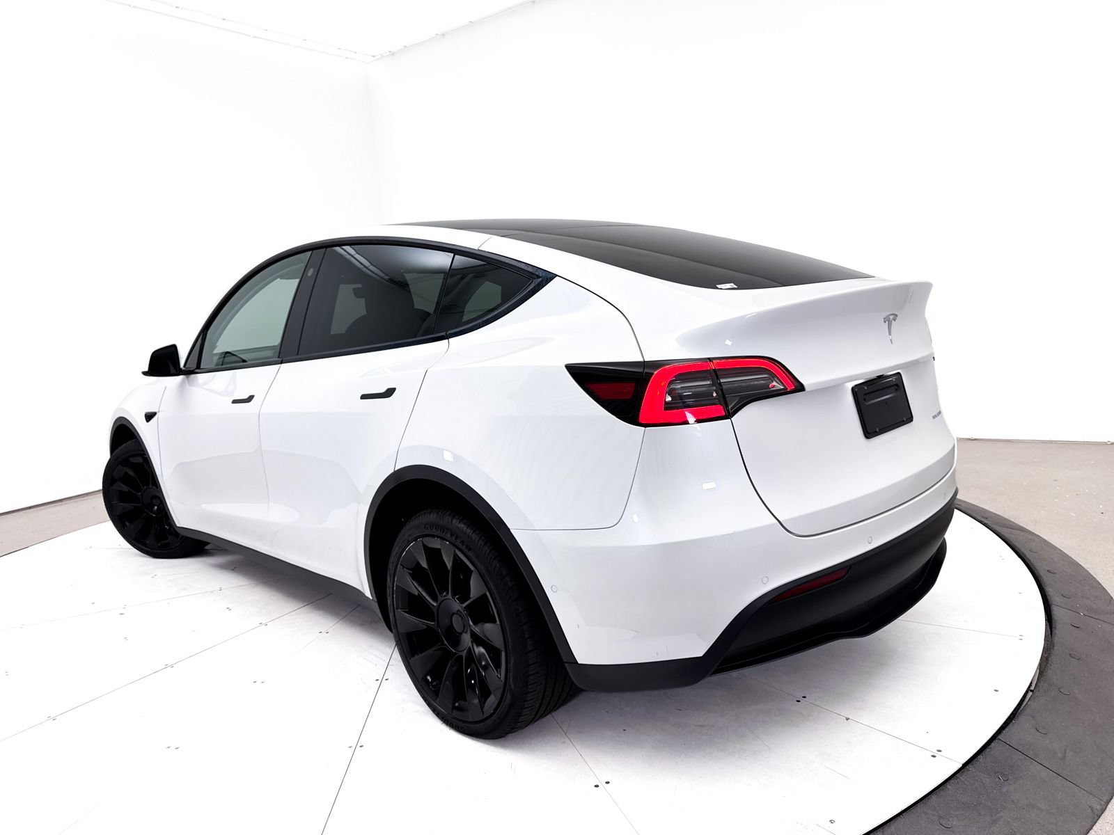 Used 2022 Tesla Model Y Long Range AWD/4WD image 2