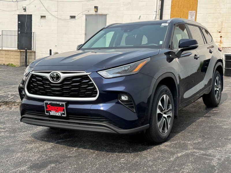 Certified 2024 Toyota Highlander XLE image 6
