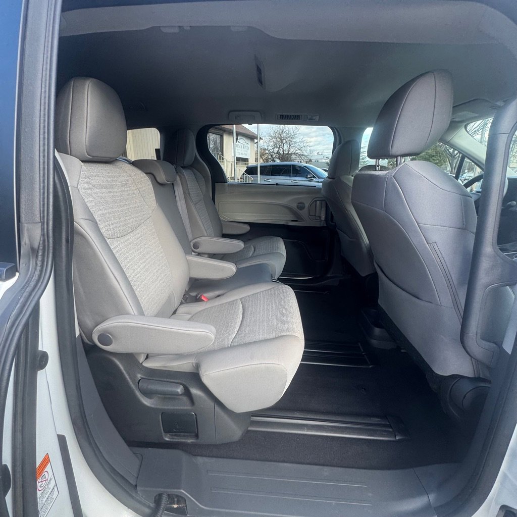 Used 2024 Toyota Sienna LE FWD image 16