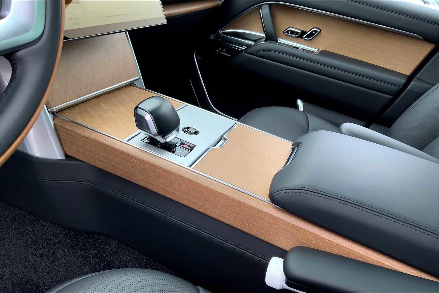 New 2025 Land Rover Range Rover SV image 8