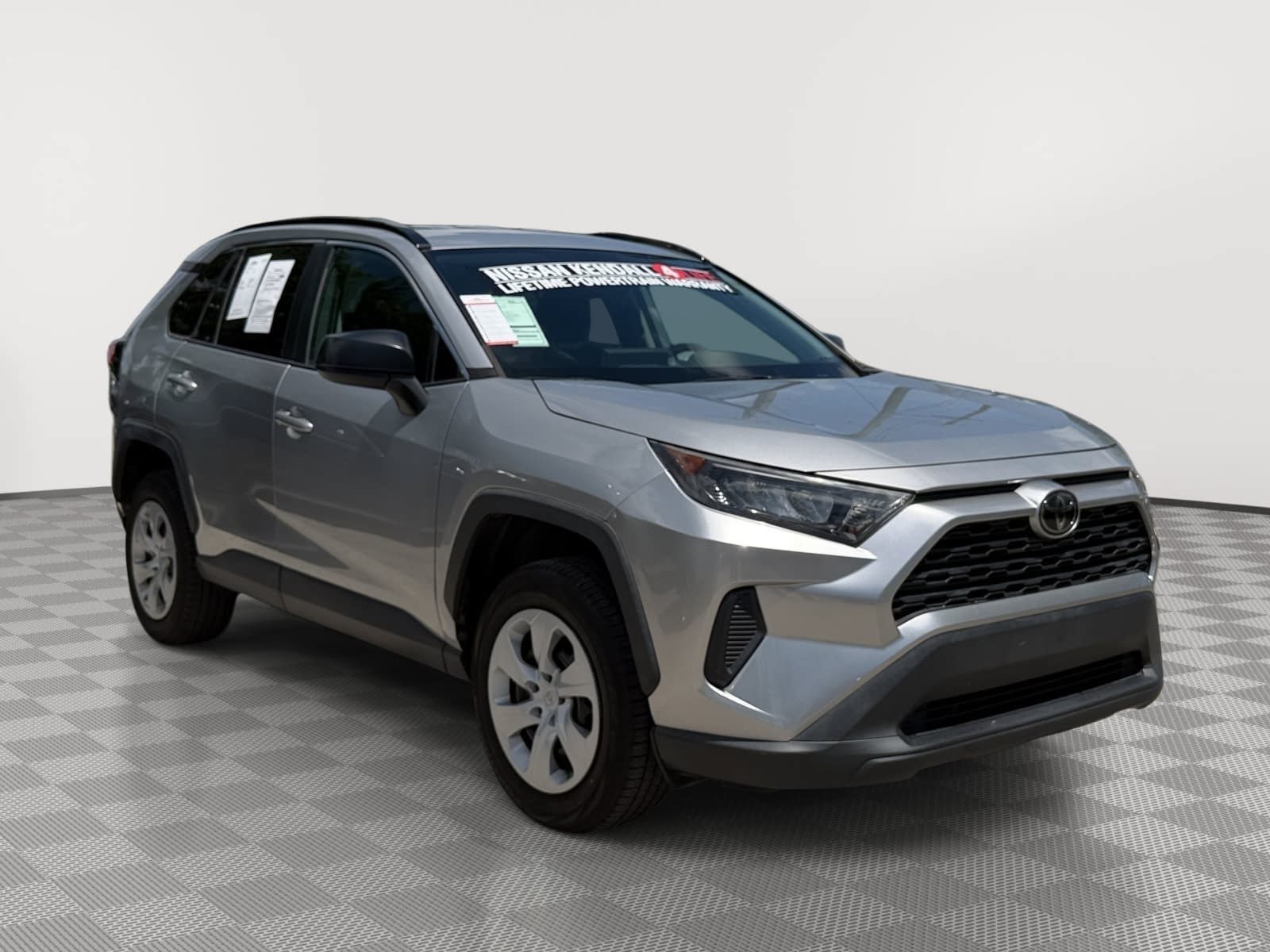Used 2019 Toyota RAV4 LE FWD image 2