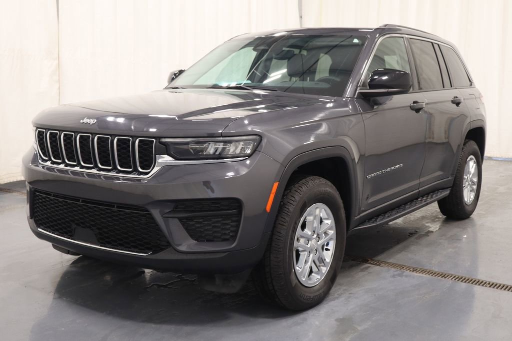 Used 2023 Jeep Grand Cherokee Laredo image 4