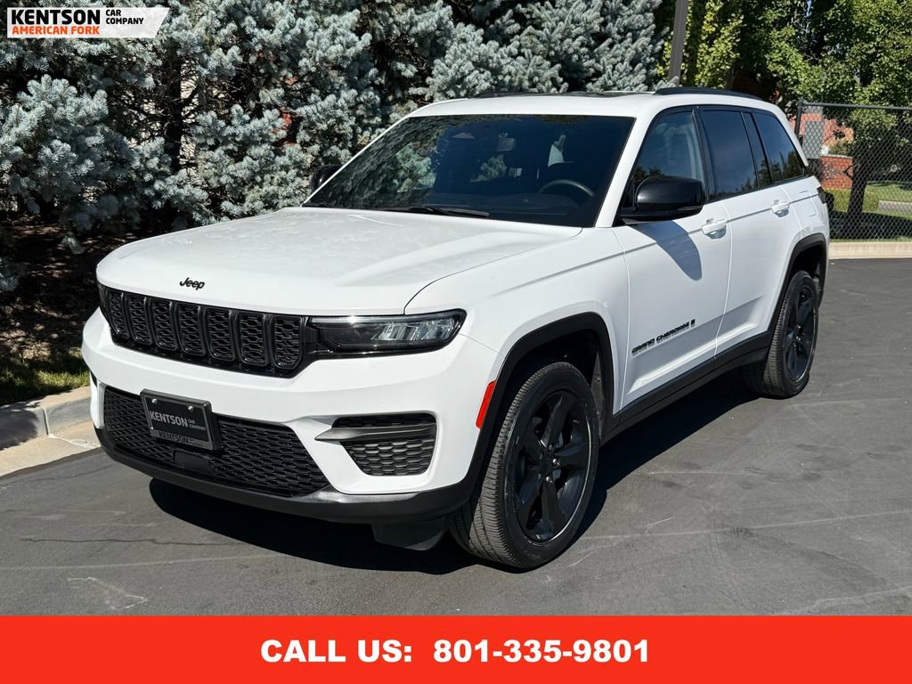 Used 2023 Jeep Grand Cherokee Altitude image 3