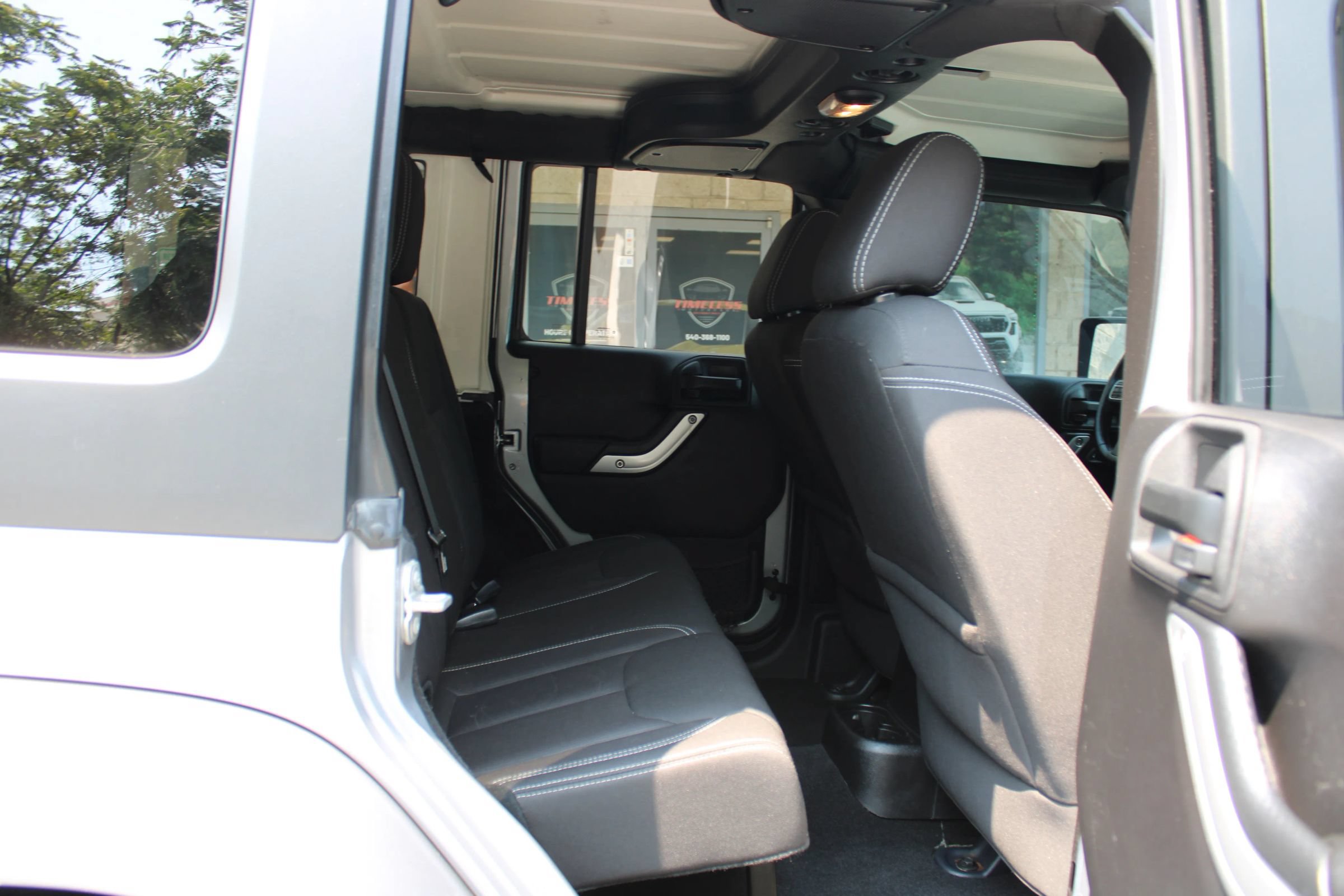 Used 2015 Jeep Wrangler Unlimited Sahara w/ Connectivity Group AWD/4WD image 21