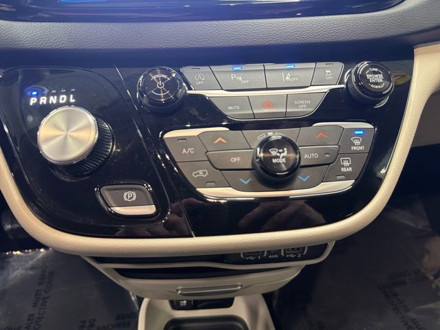 Used 2024 Chrysler Pacifica Touring-L image 3