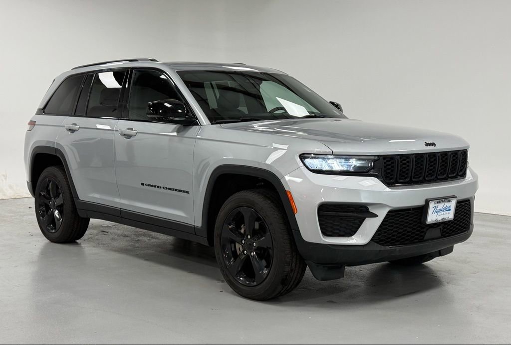 Used 2023 Jeep Grand Cherokee Altitude image 6