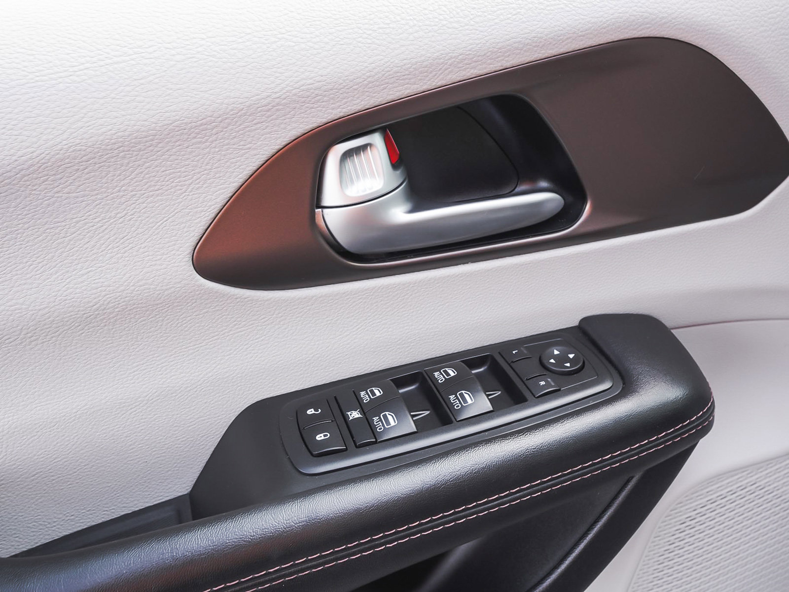 Used 2017 Chrysler Pacifica Touring-L Plus FWD image 10