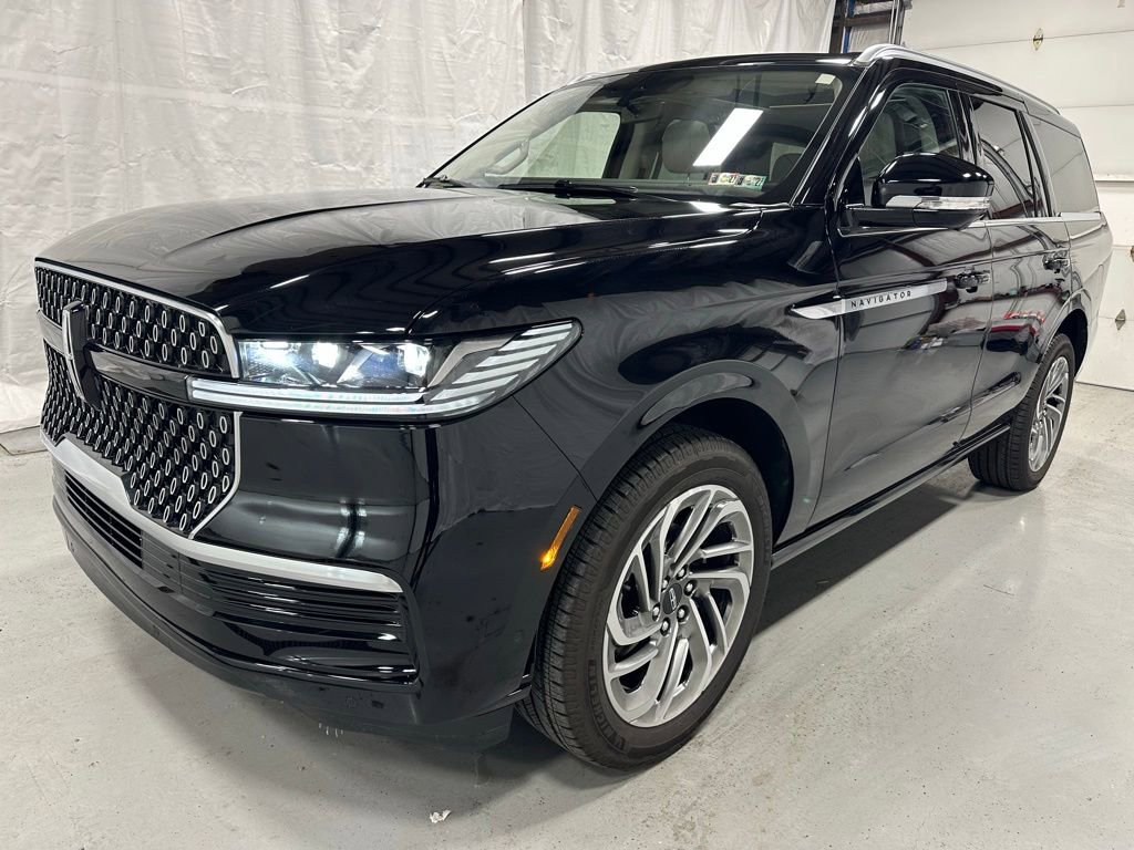 Used 2025 Lincoln Navigator Reserve image 3