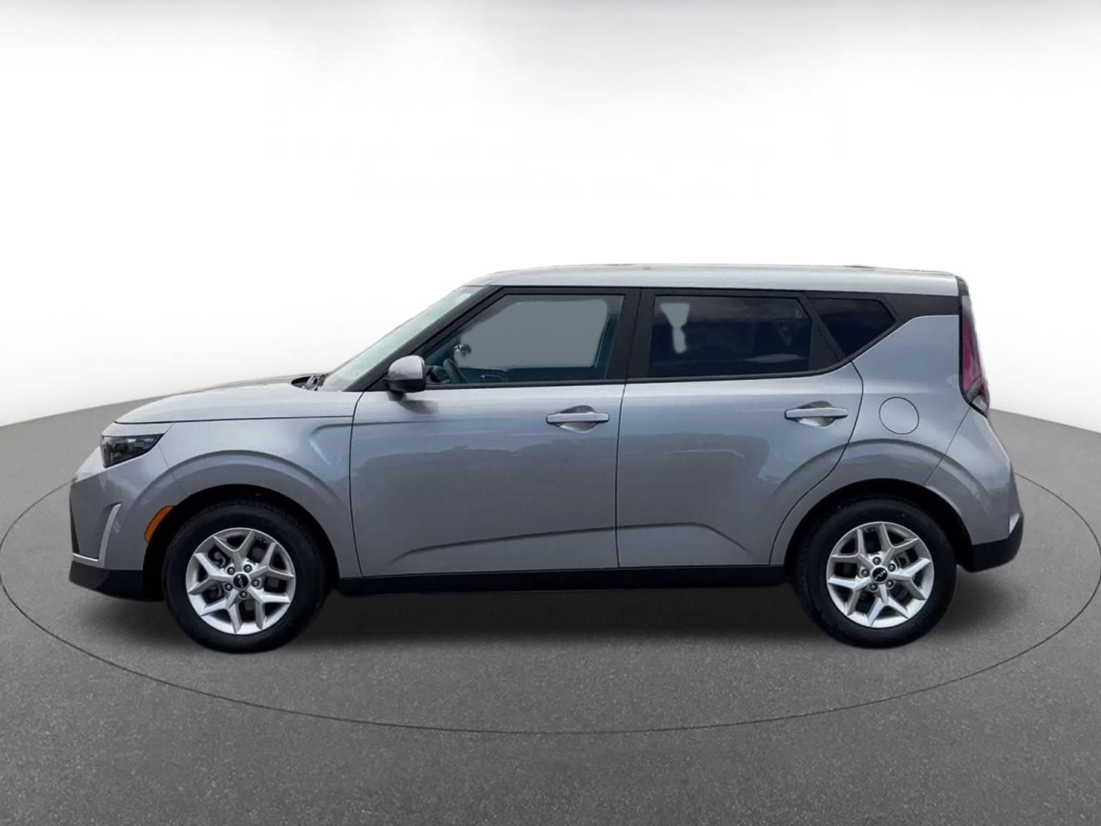 Used 2025 Kia Soul LX w/ LX Technology Package FWD image 8