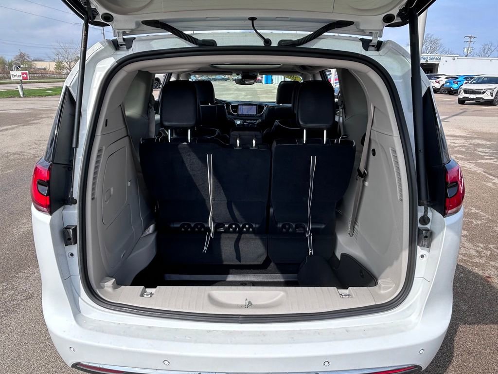 Used 2022 Chrysler Pacifica Limited FWD image 44