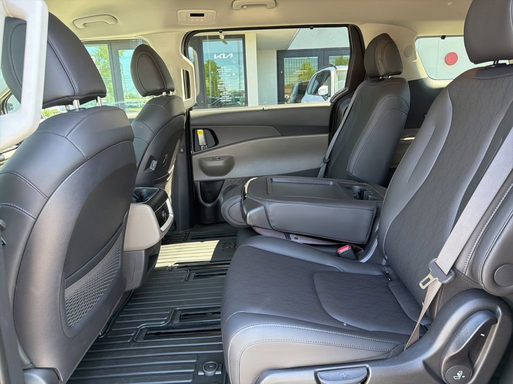 Used 2025 Kia Carnival EX FWD image 17