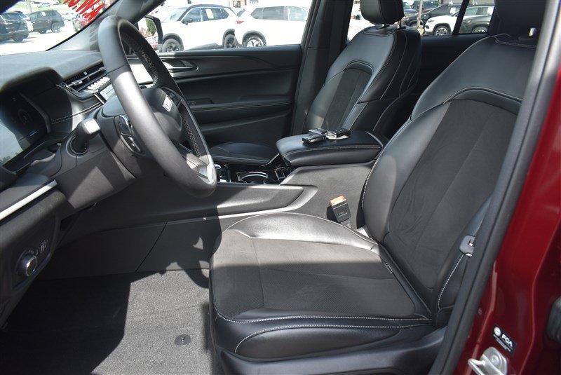 Used 2023 Jeep Grand Cherokee Altitude AWD/4WD image 10