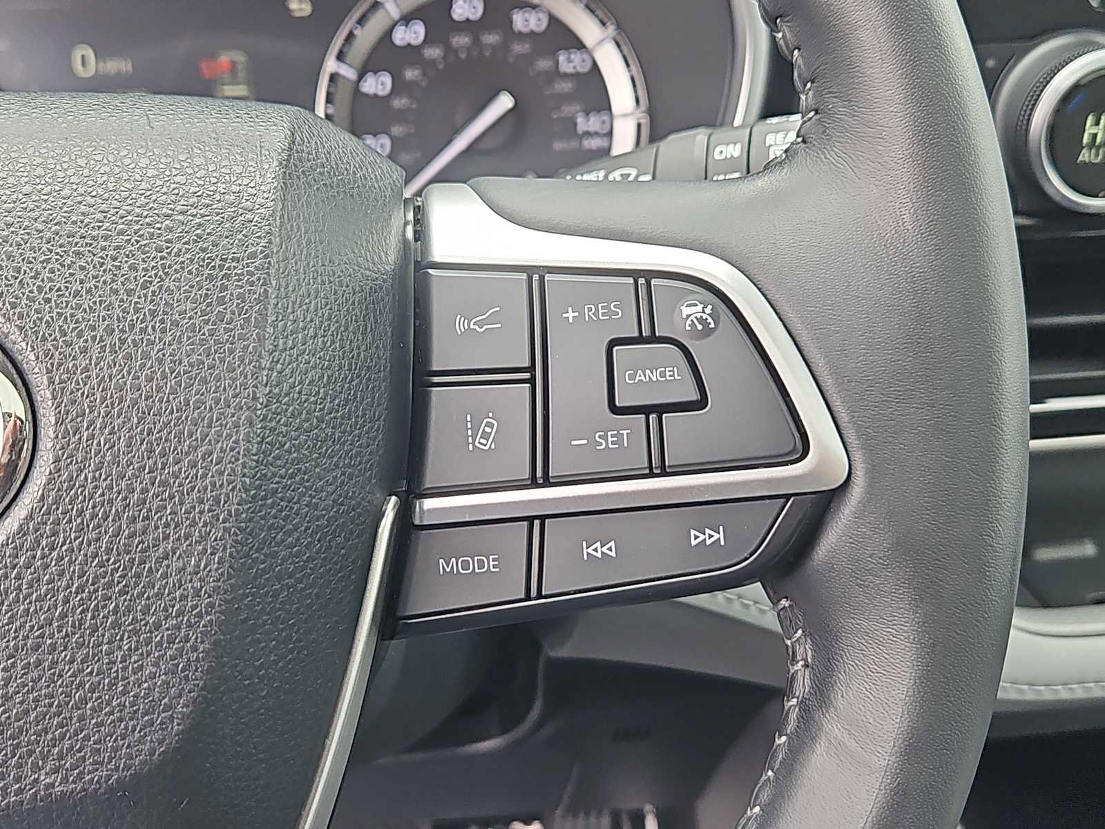 Used 2022 Toyota Highlander XLE AWD/4WD image 25