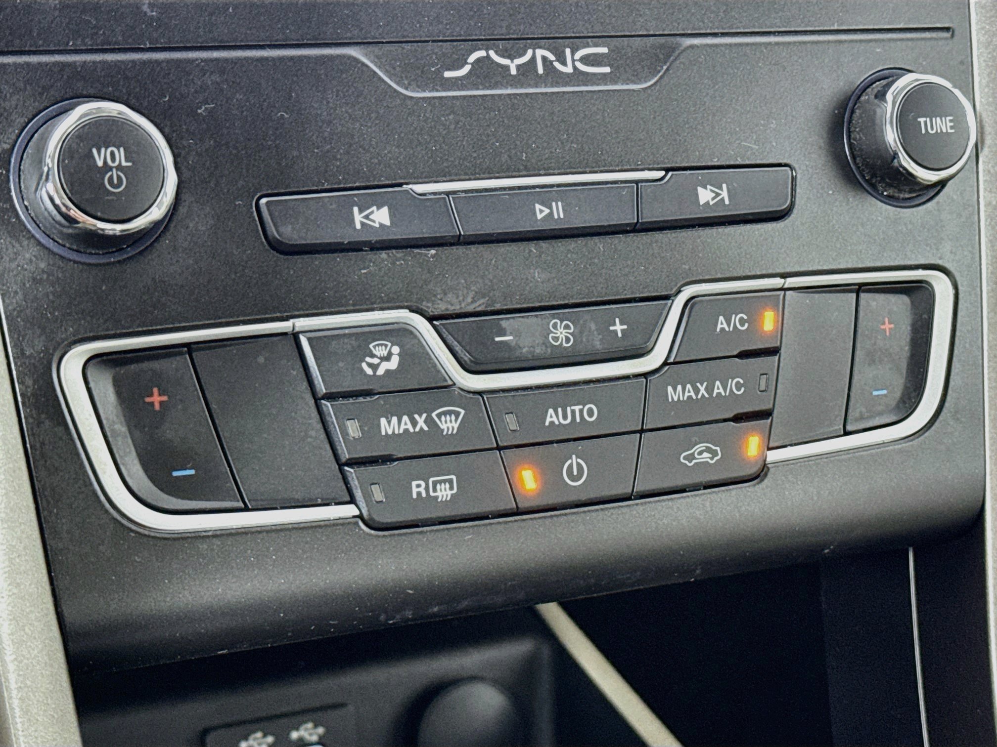 Used 2019 Ford Fusion SE FWD image 15
