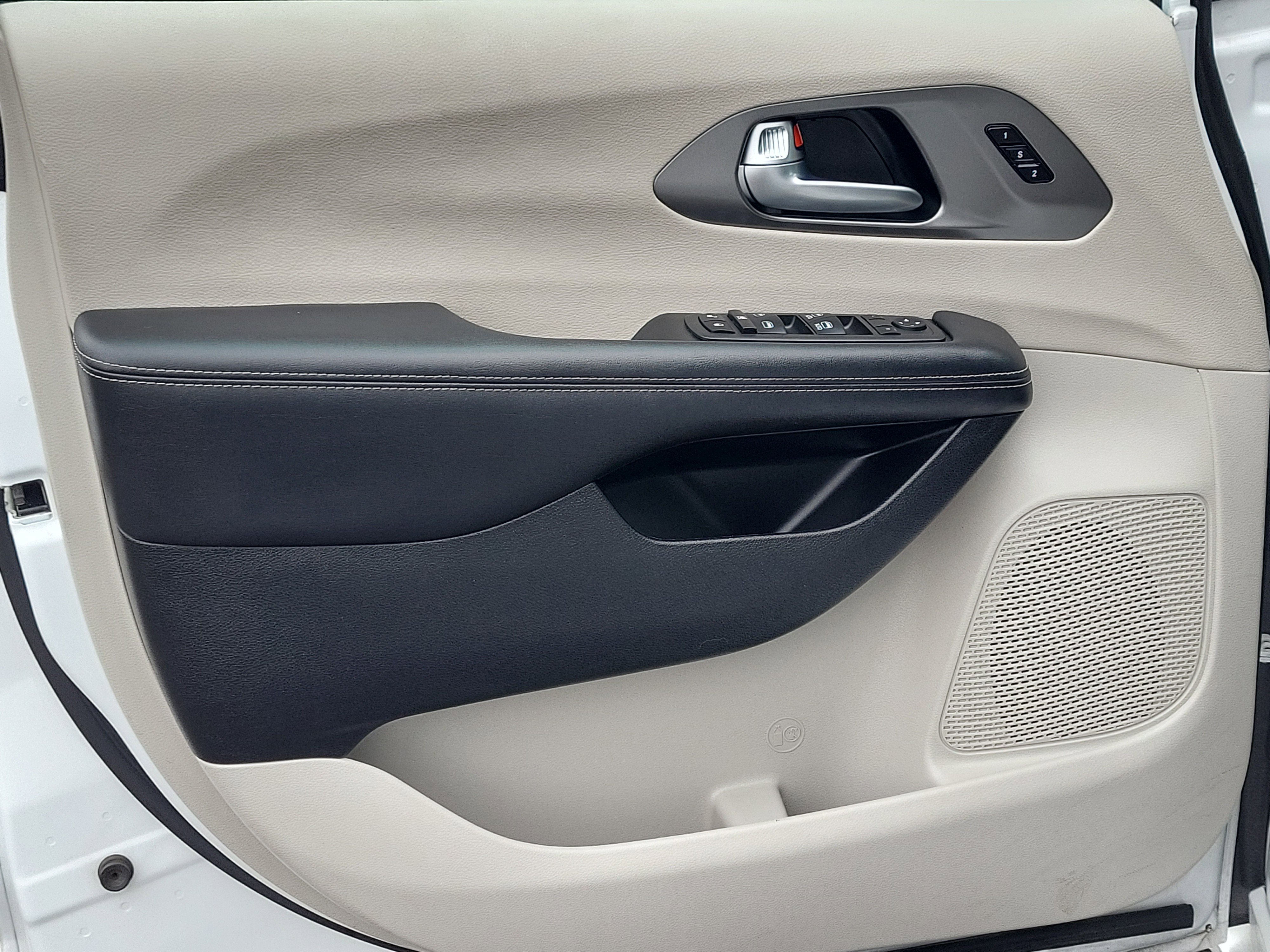 Used 2024 Chrysler Pacifica Touring-L image 20