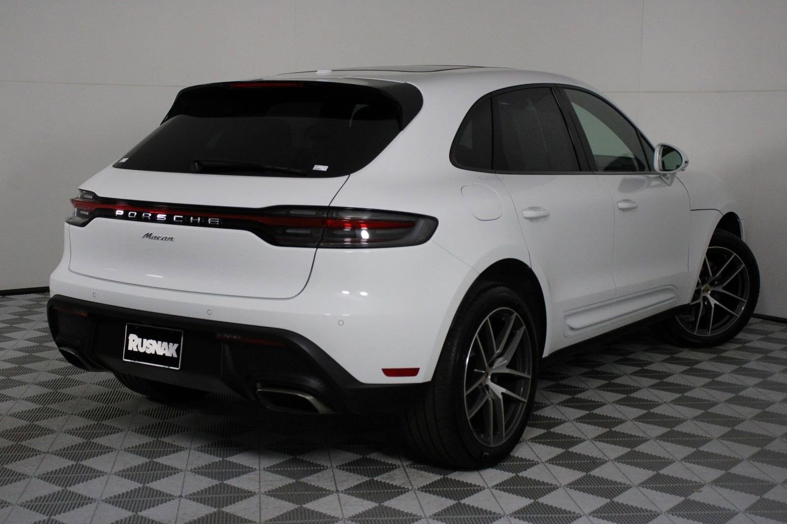 Certified 2025 Porsche Macan image 7