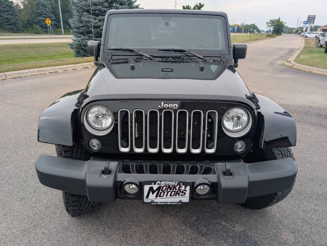 Used 2016 Jeep Wrangler Unlimited Sahara w/ Connectivity Group AWD/4WD image 4