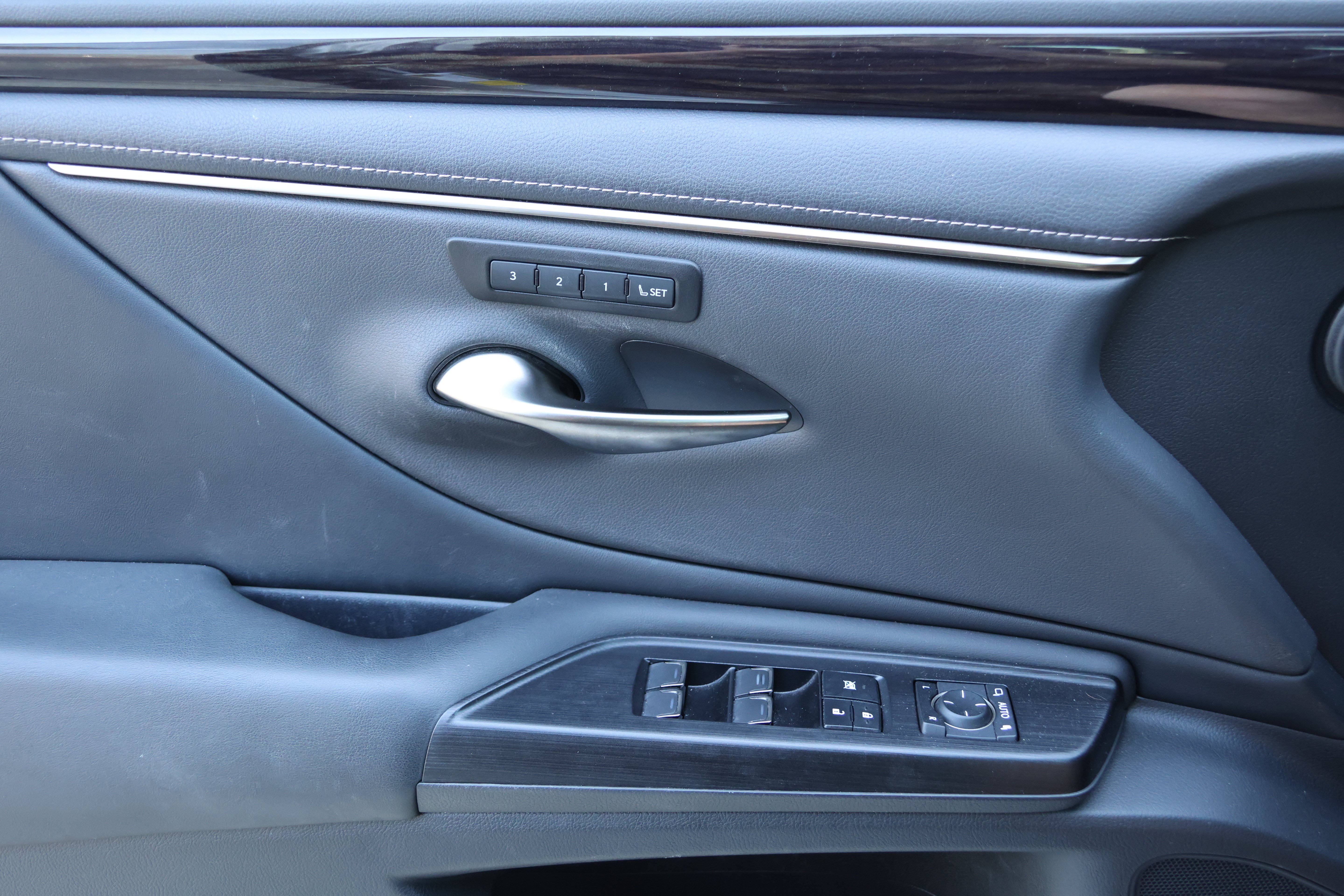 Used 2021 Lexus ES 300h w/ Premium Package FWD image 12