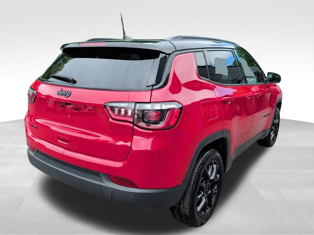 Used 2024 Jeep Compass Latitude w/ Sun and Sound Group AWD/4WD image 5