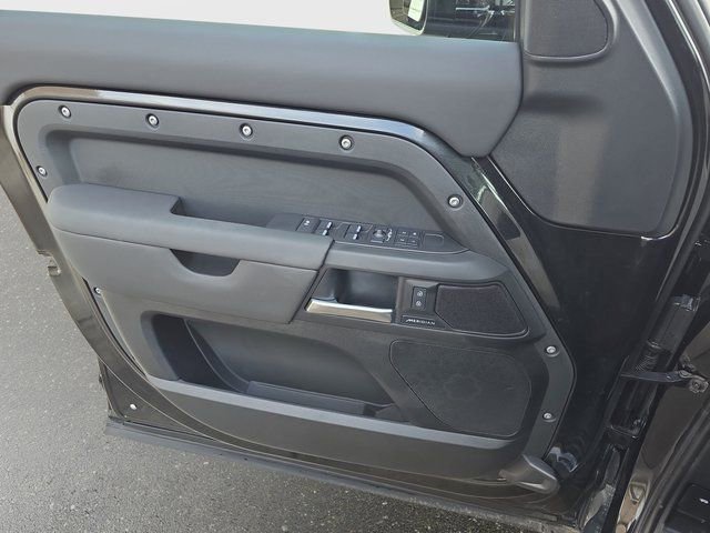 Used 2025 Land Rover Defender 110 S image 28