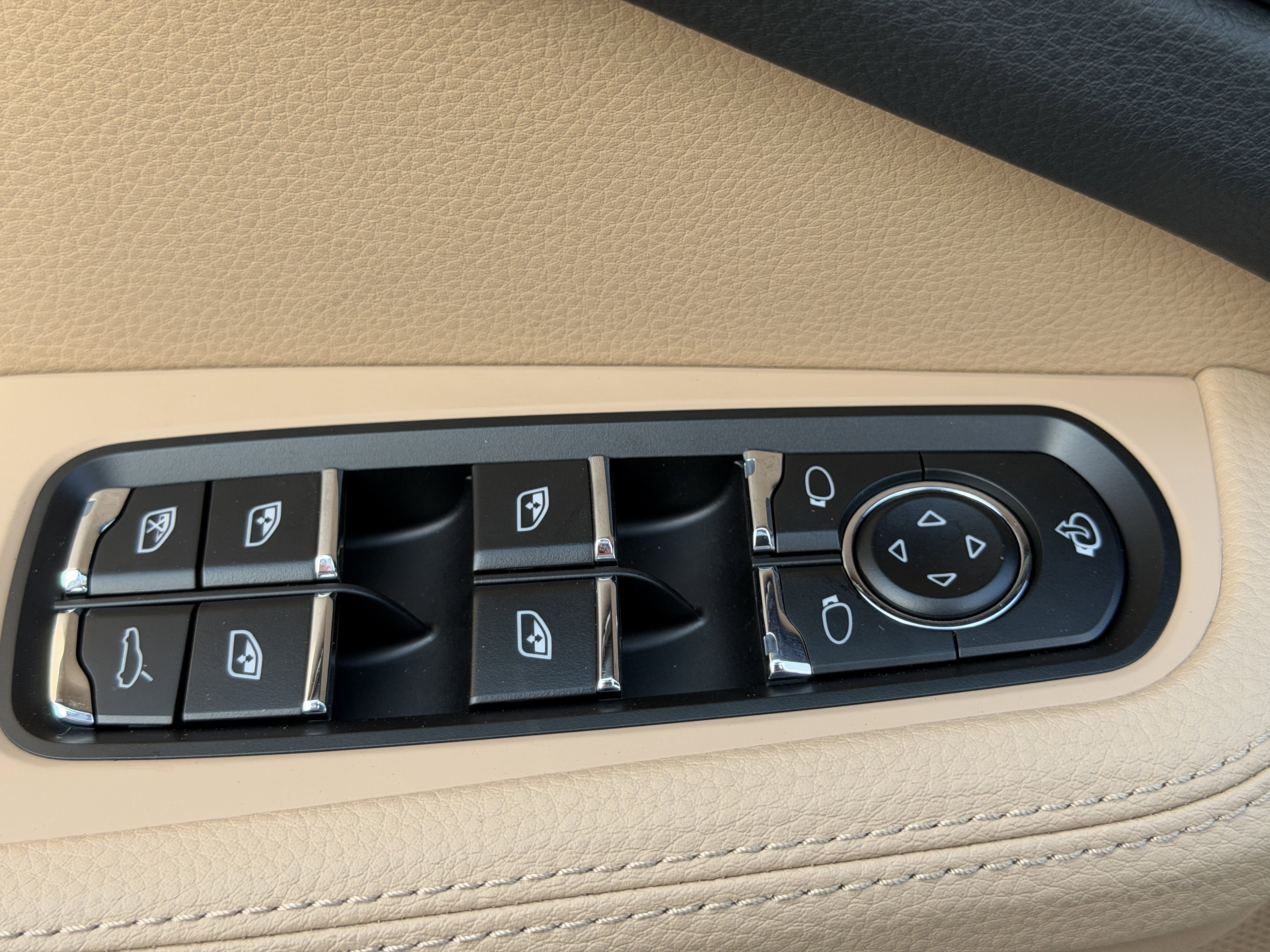 New 2025 Porsche Macan image 21