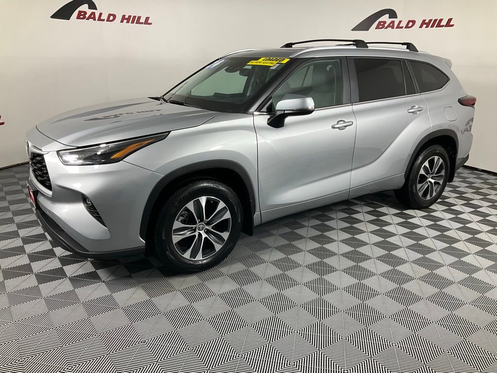 Used 2024 Toyota Highlander XLE image 3