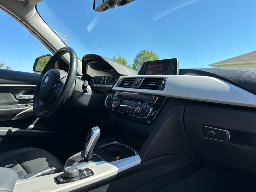 Used 2018 BMW 320i xDrive Sedan w/ Convenience Package AWD/4WD image 26