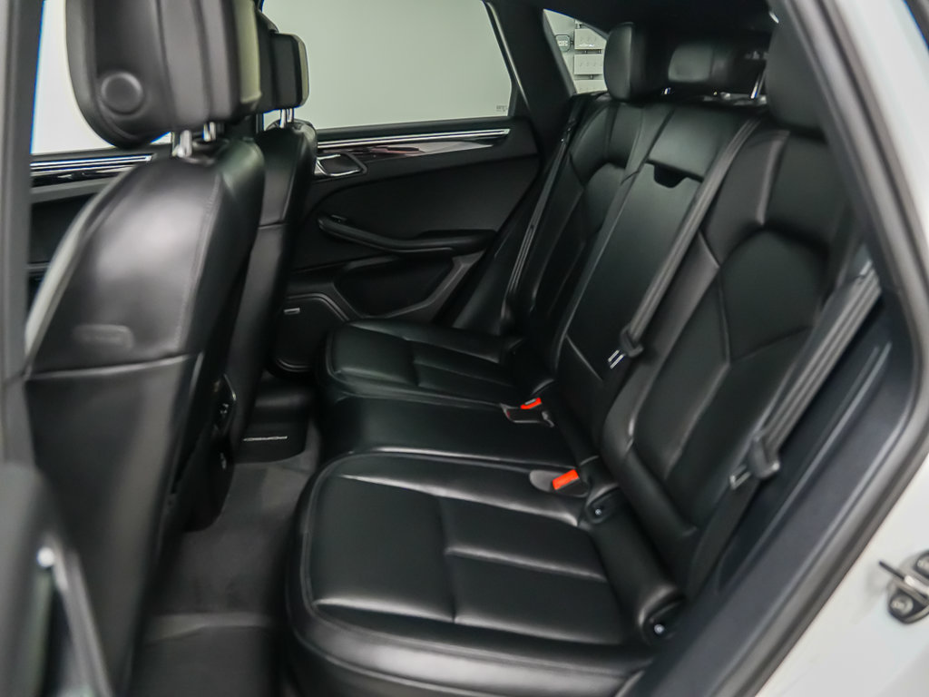 Certified 2024 Porsche Macan AWD/4WD image 16