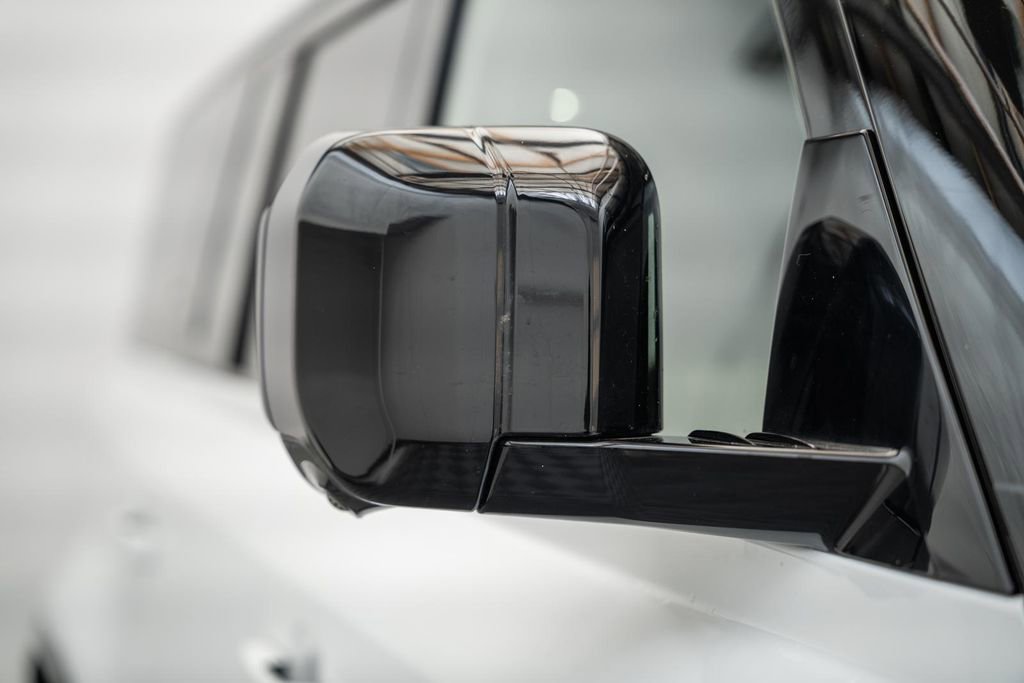 Used 2023 Land Rover Defender 130 X-Dynamic SE image 17