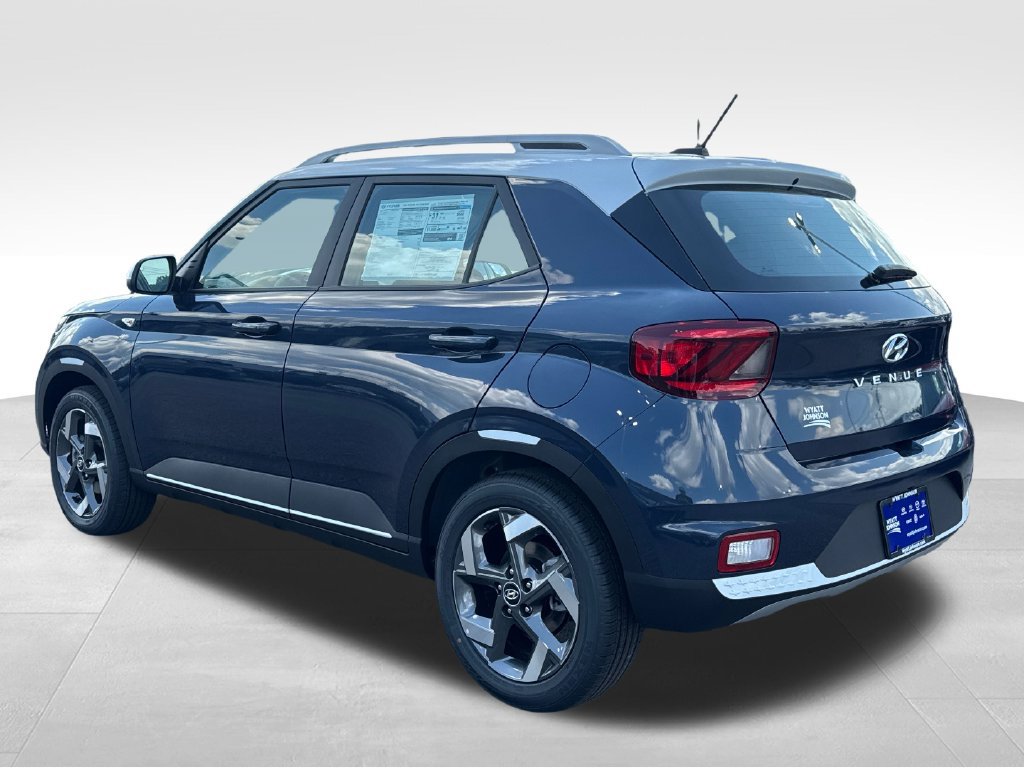 New 2026 Hyundai Venue SEL FWD image 3