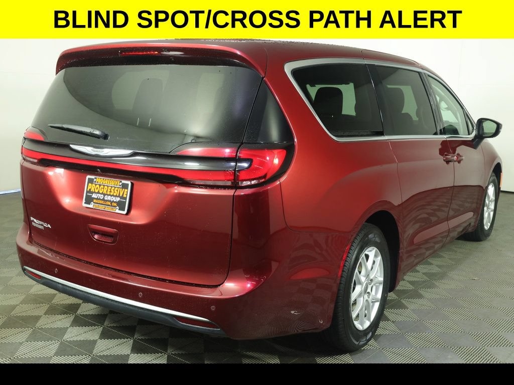 Used 2023 Chrysler Pacifica Touring-L FWD image 9