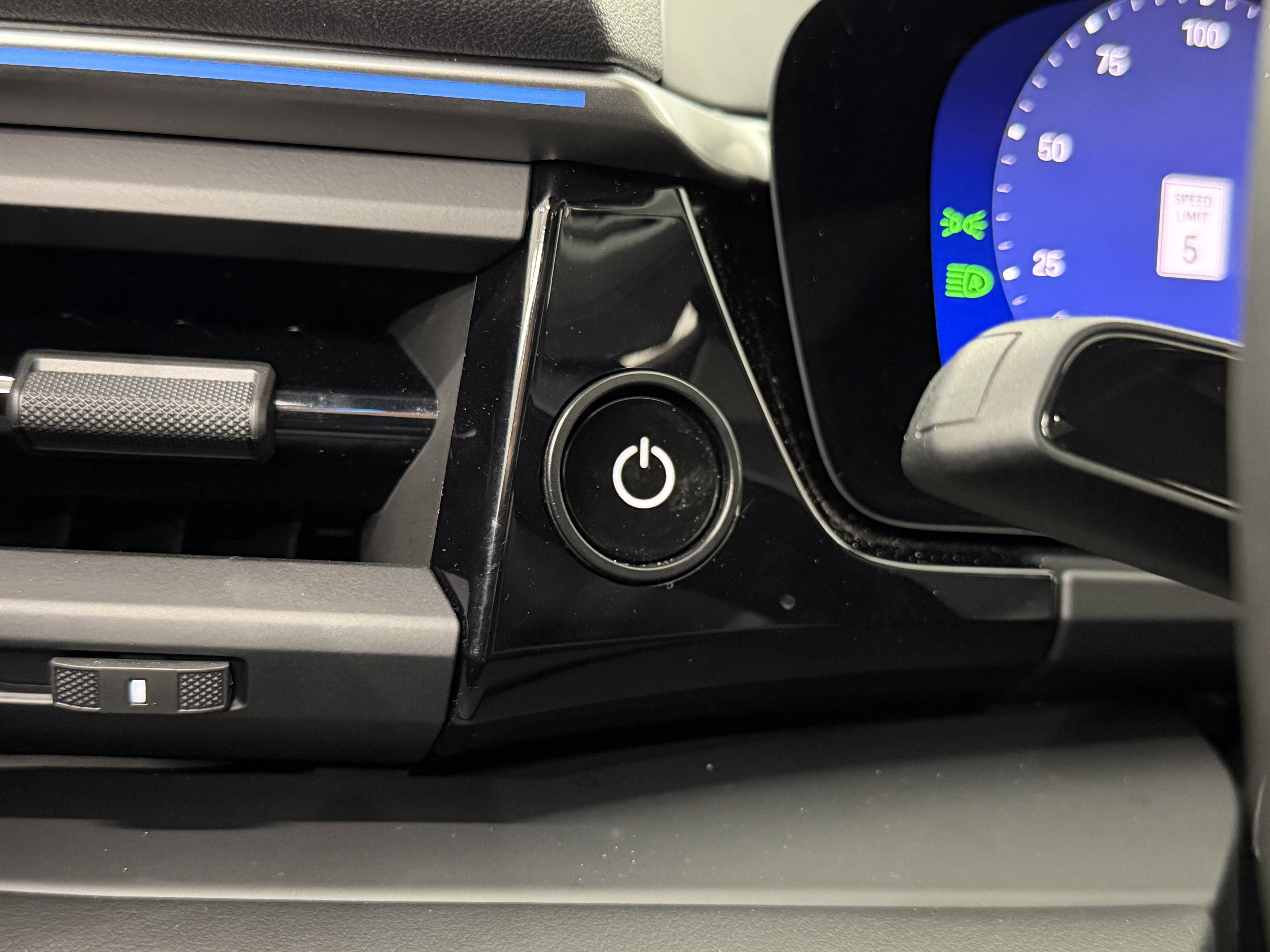 Certified 2025 Porsche Macan Electric RWD image 46