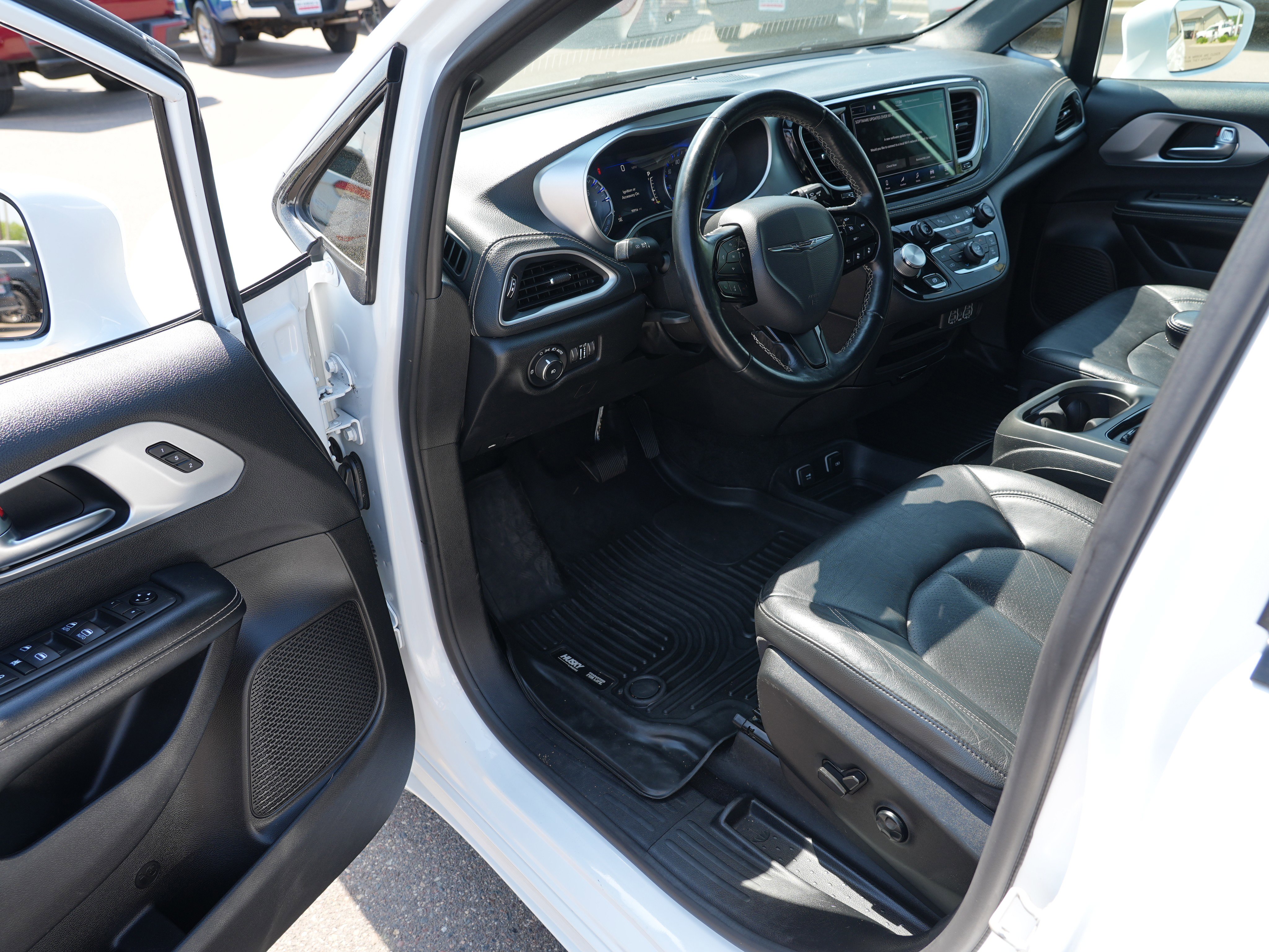 Used 2021 Chrysler Pacifica Touring-L w/ S Appearance Package FWD image 13