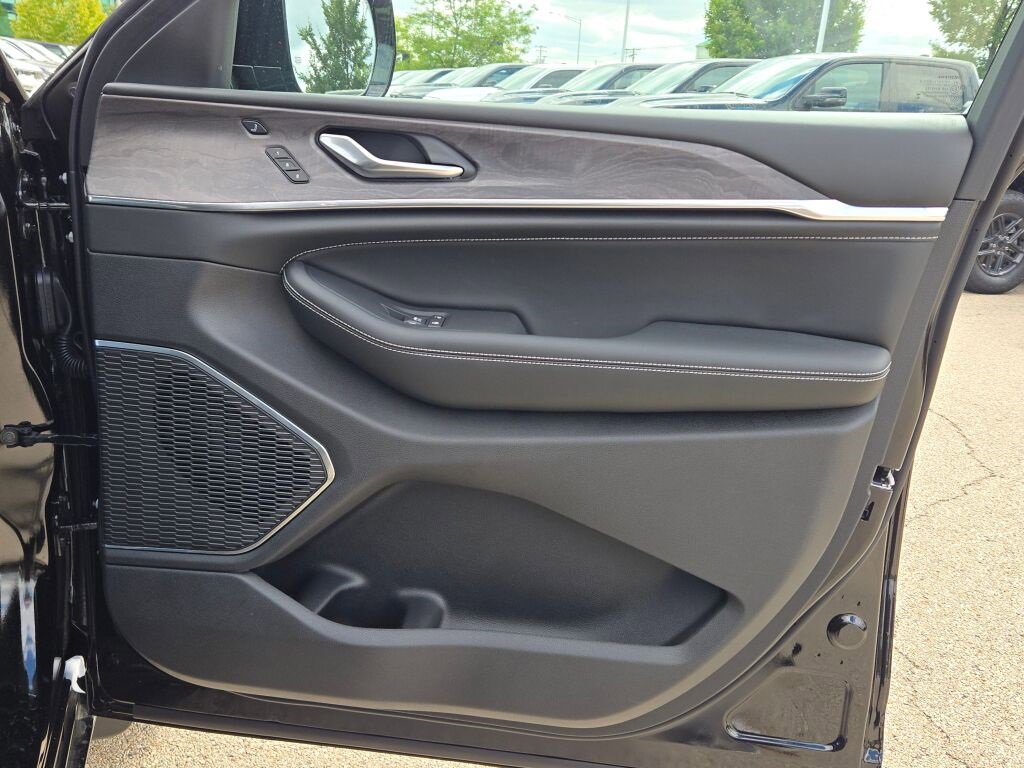 New 2025 Jeep Grand Cherokee L Overland w/ Luxury Tech Group IV image 9