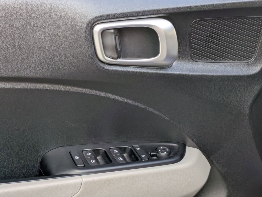 Used 2025 Hyundai Venue SEL image 13