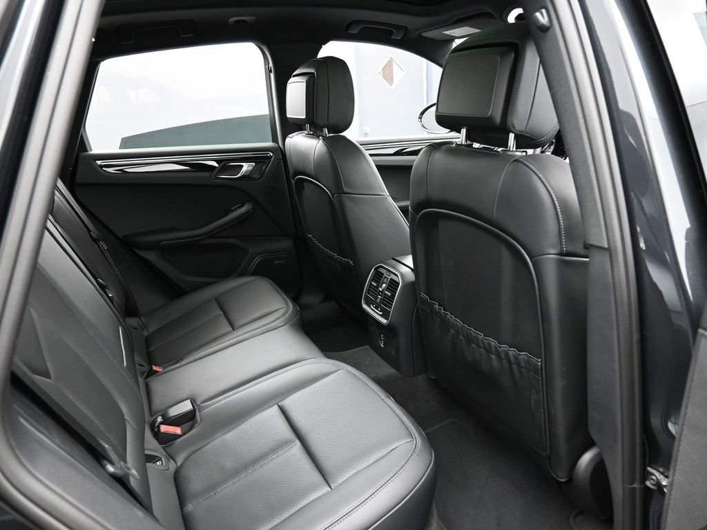 Certified 2025 Porsche Macan image 28