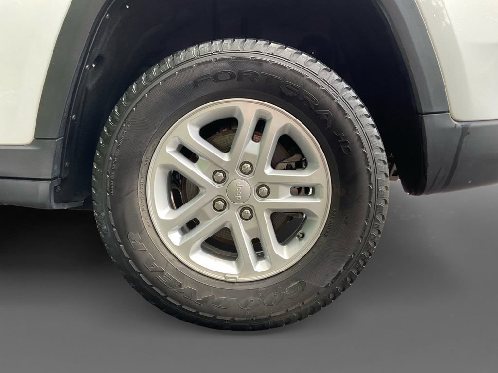 Used 2023 Jeep Grand Cherokee Laredo AWD/4WD image 19