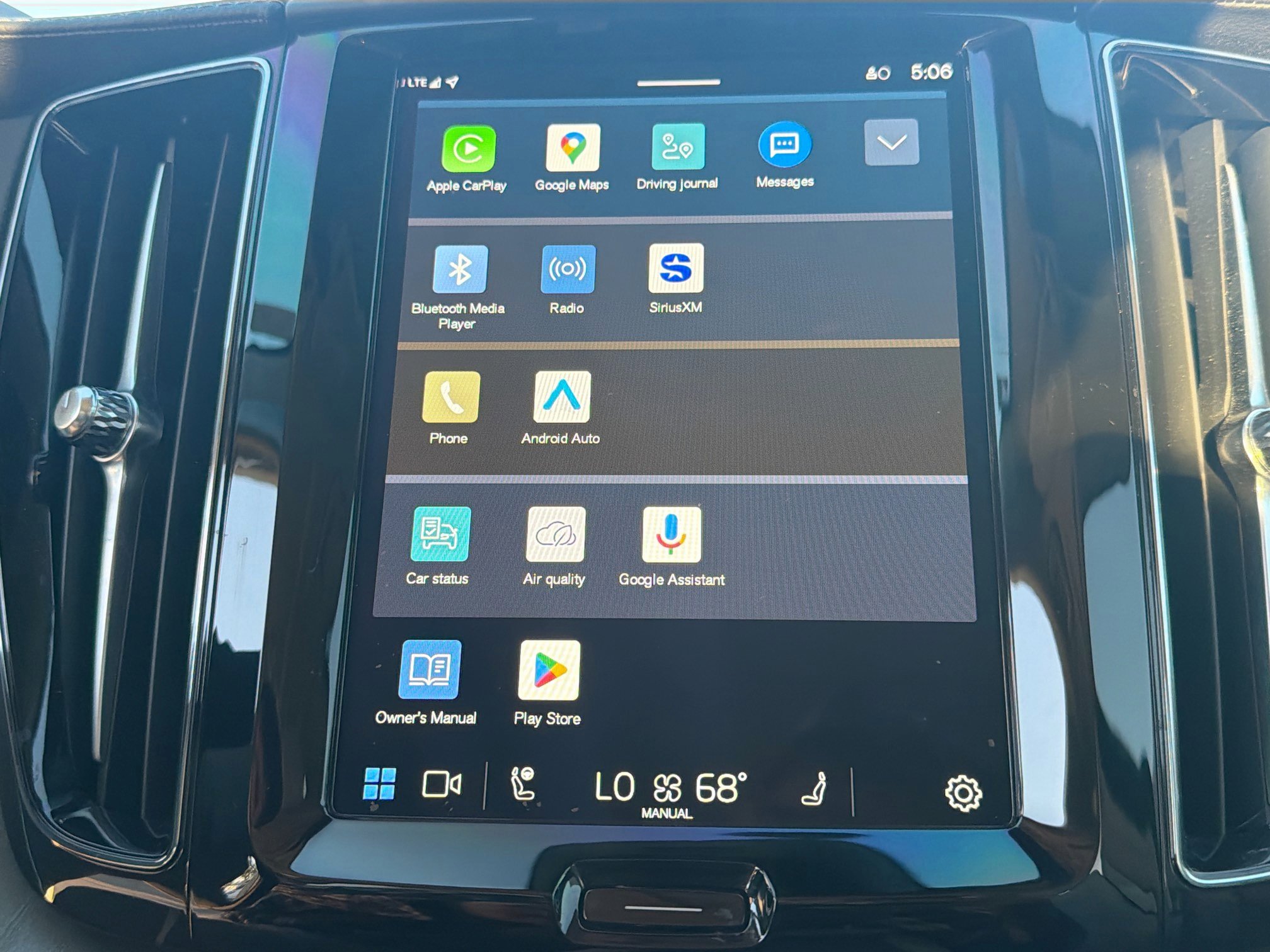 Used 2025 Volvo XC60 B5 Ultra w/ Climate Package image 30