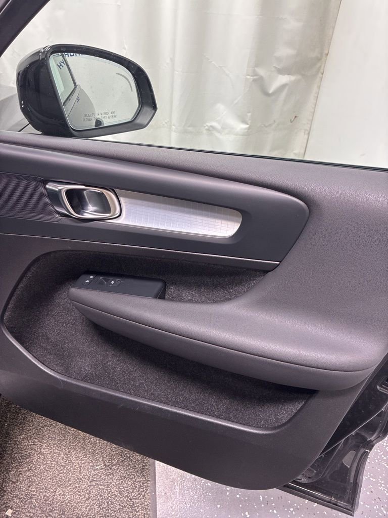 Used 2024 Volvo XC40 B5 Core image 29