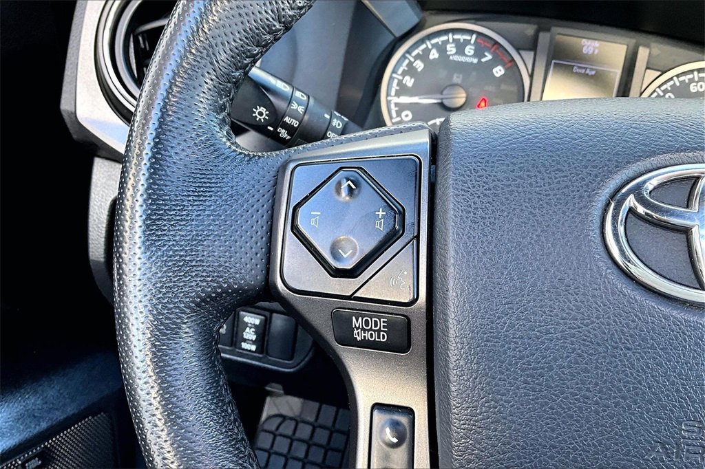 Used 2020 Toyota Tacoma TRD Off-Road image 8