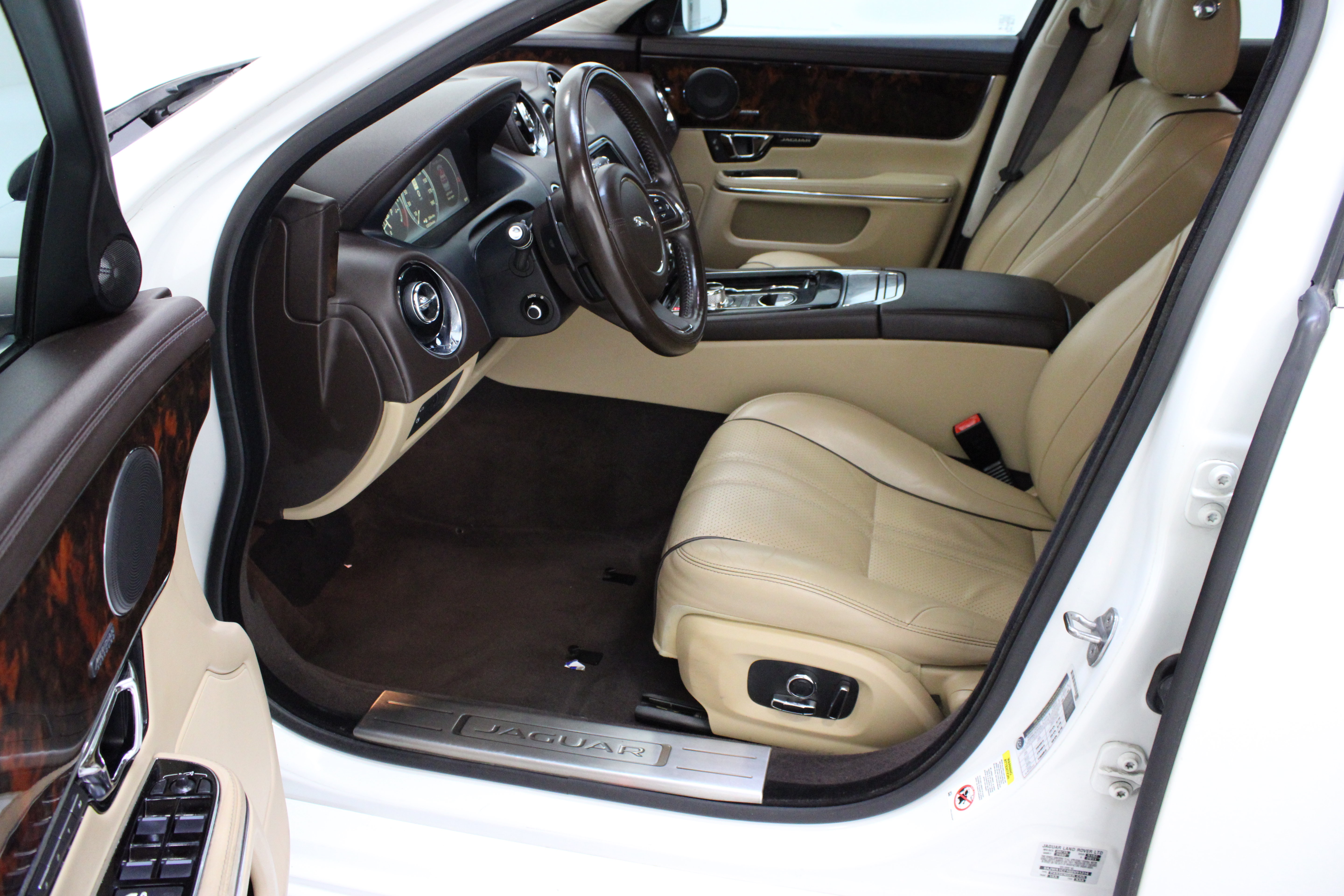 Used 2016 Jaguar XJ R-Sport RWD image 14