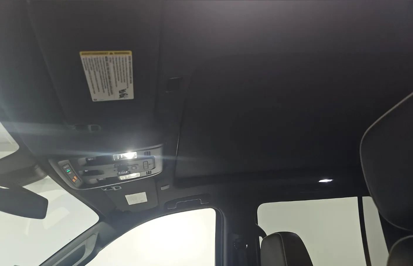 Used 2021 GMC Yukon XL SLT w/ SLT Premium Package image 3